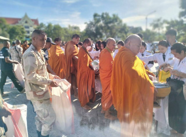 เข้าร่วมพิธีเจริญพระพุทธมนต์และทำบุญตักบาตรถวายพระกุศล ... พารามิเตอร์รูปภาพ 6